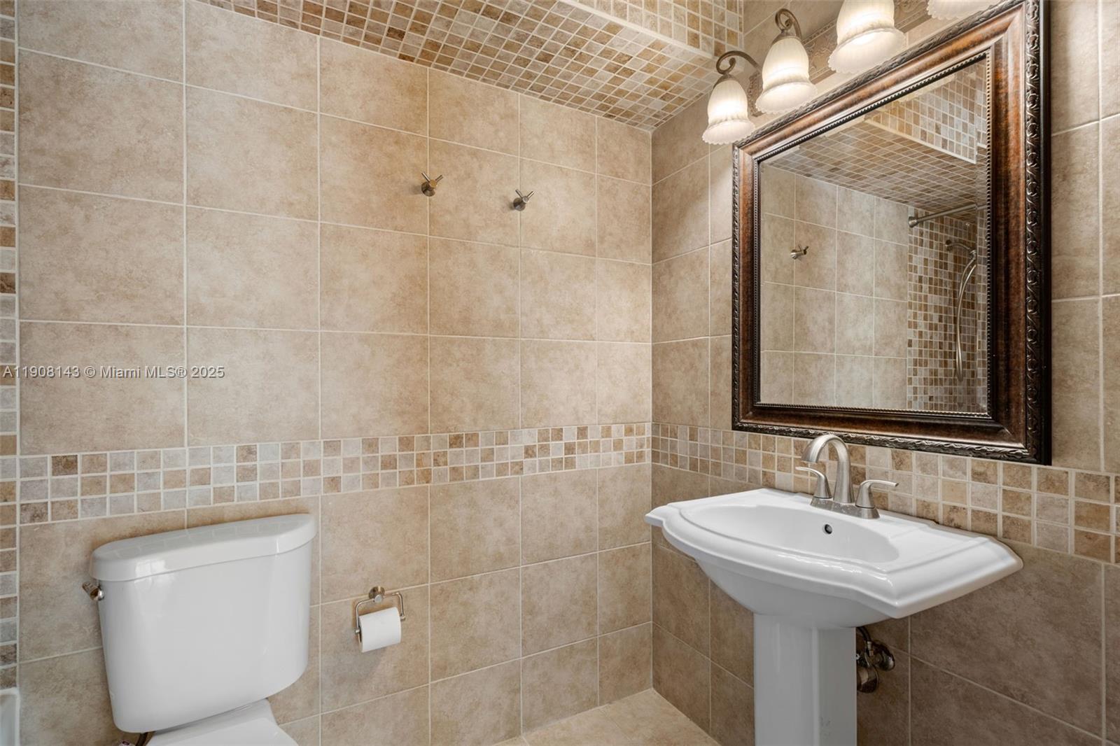 DE SOTO PARK SOUTH - Residential Lease