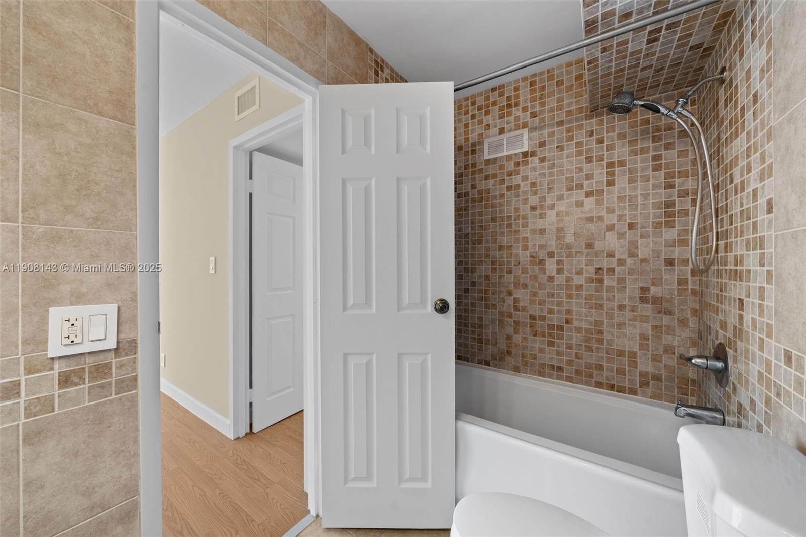 DE SOTO PARK SOUTH - Residential Lease