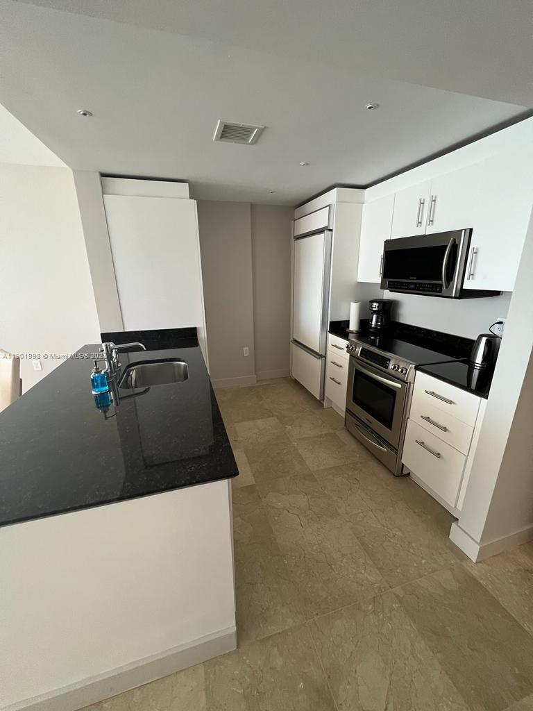 10275 Collins Ave 915