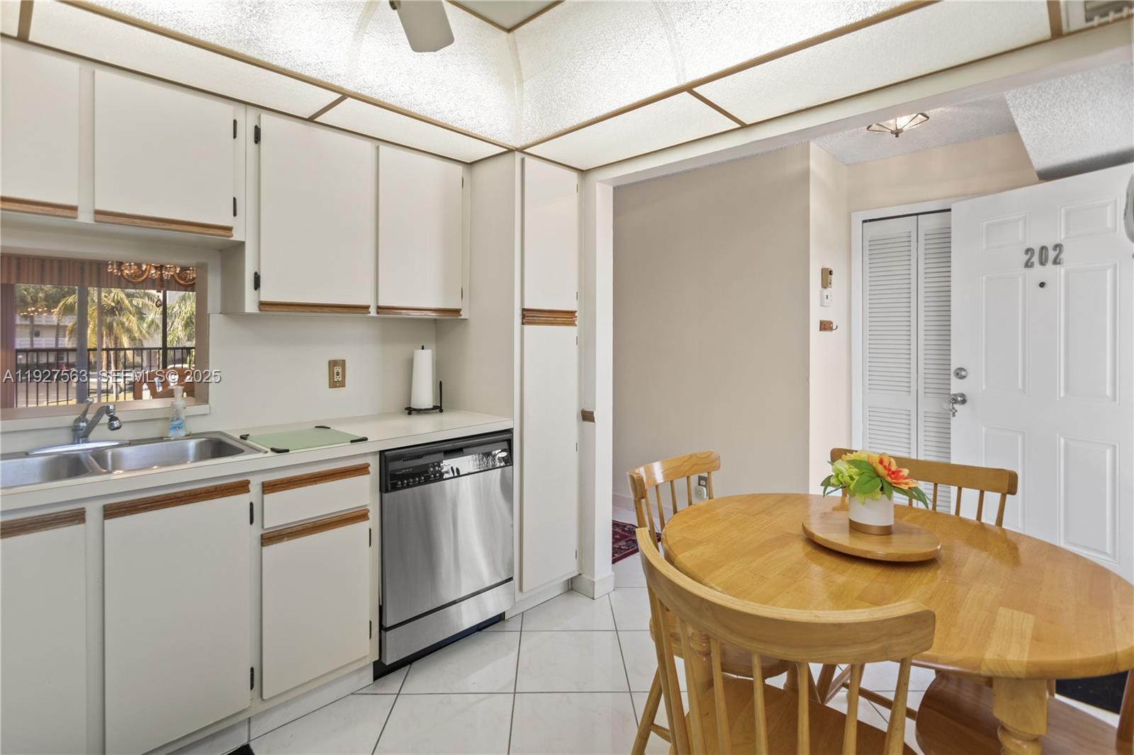 MEADOWBROOK LAKES VIEW - Residential