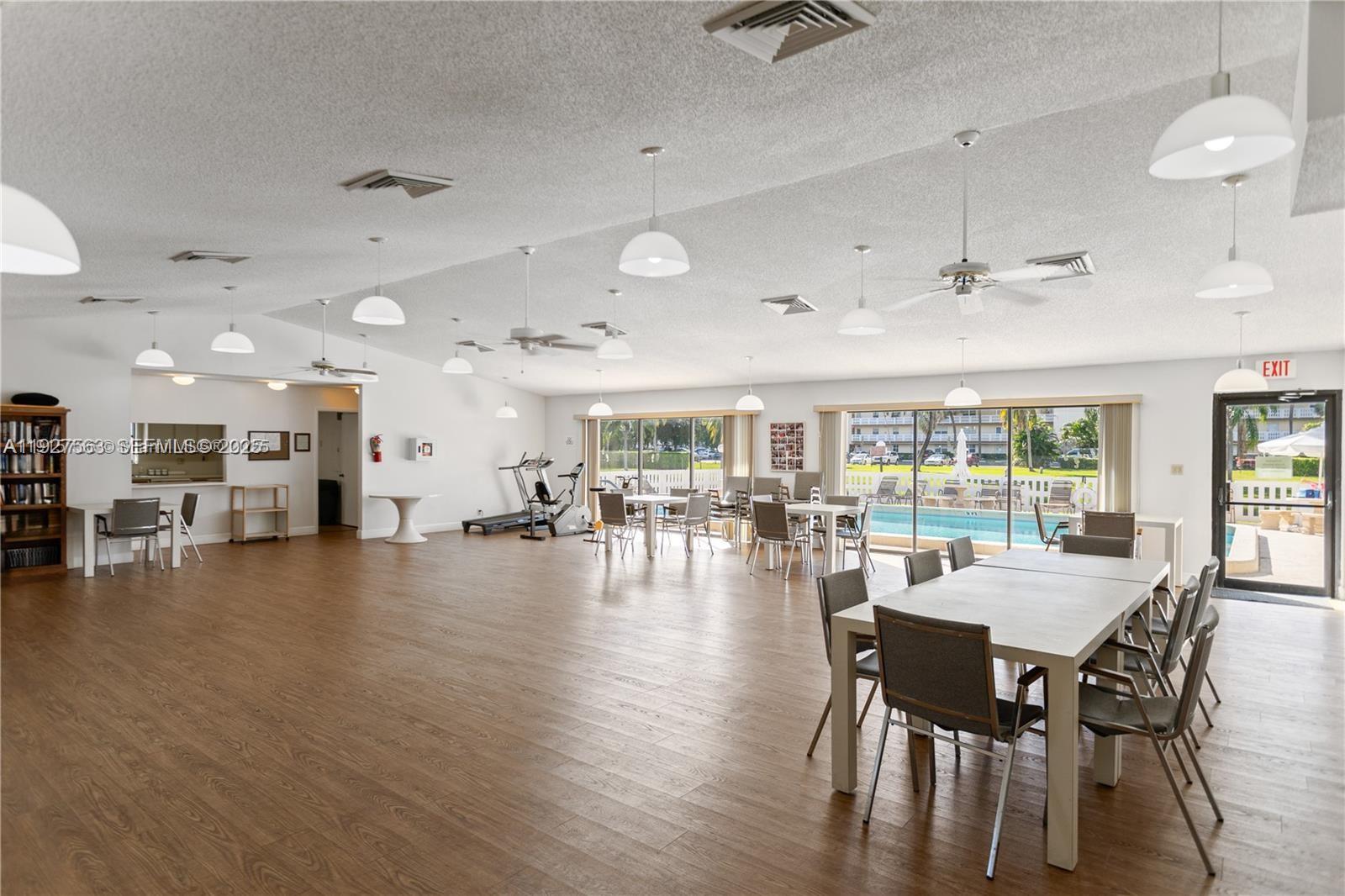 MEADOWBROOK LAKES VIEW - Residential