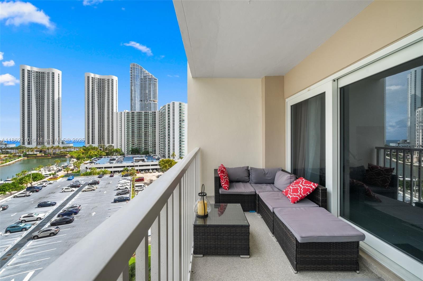300 Bayview Dr 807