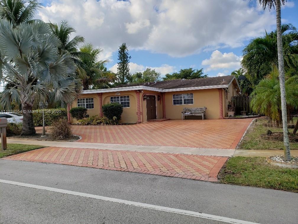 Ready to move in! Nice studio for rent with private entrance, bathroom has been renovated, Spacious bedroom ,
Water, Electricity and internet included, This unit is located in the prestigious city of tamarac, near of turnpike, university Dr and I 75. Wallmart and shopping mall just minutes away.