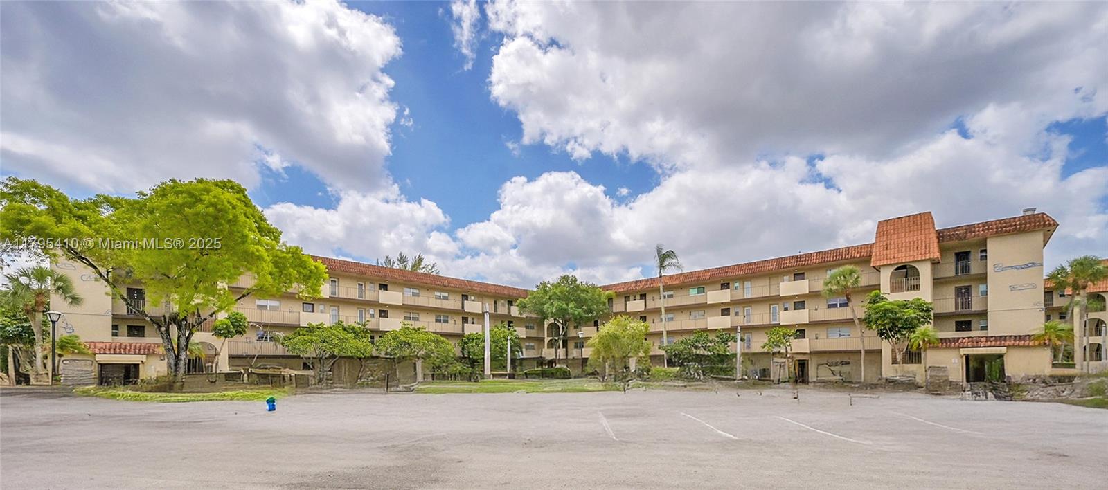 6100 S Falls Cir Dr 205, Lauderhill, Miami-Dade County, Florida - 2 Bedrooms  
2 Bathrooms - 