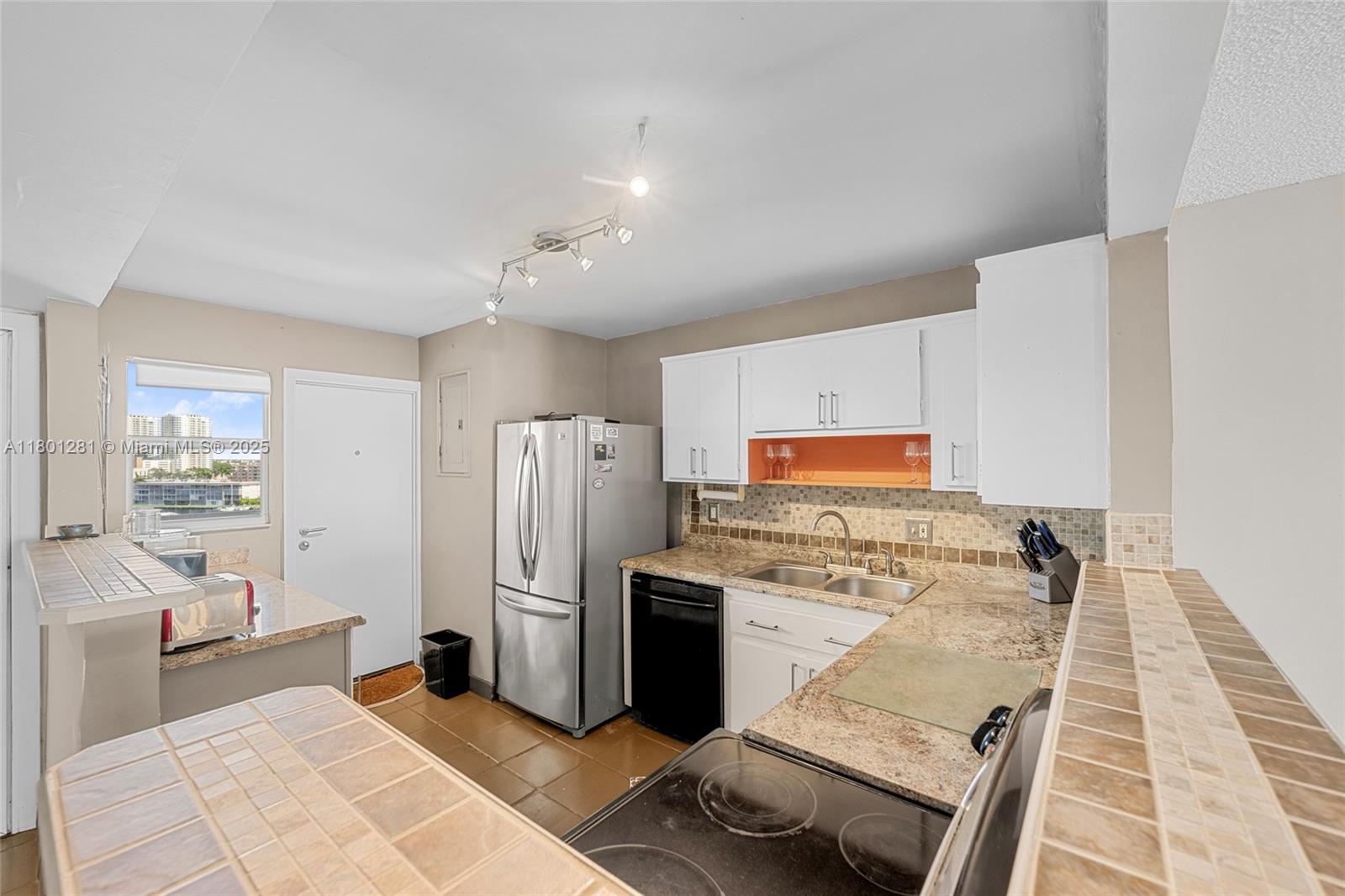 121 Golden Isles Dr 905