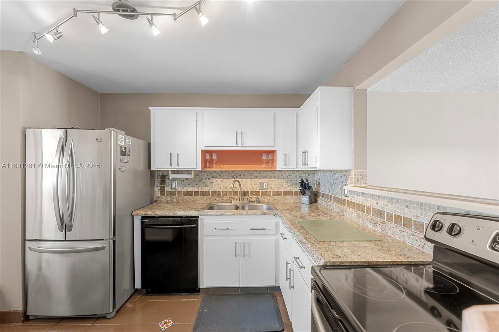 121 Golden Isles Dr 905