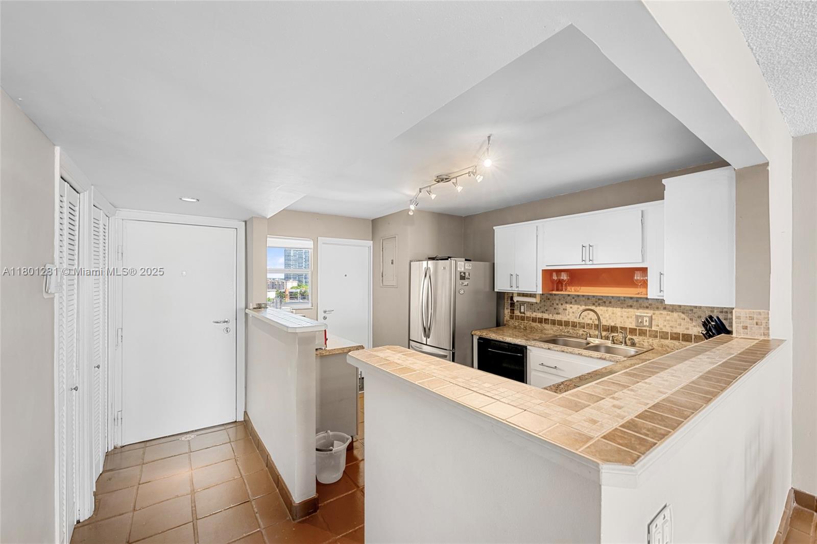 121 Golden Isles Dr 905