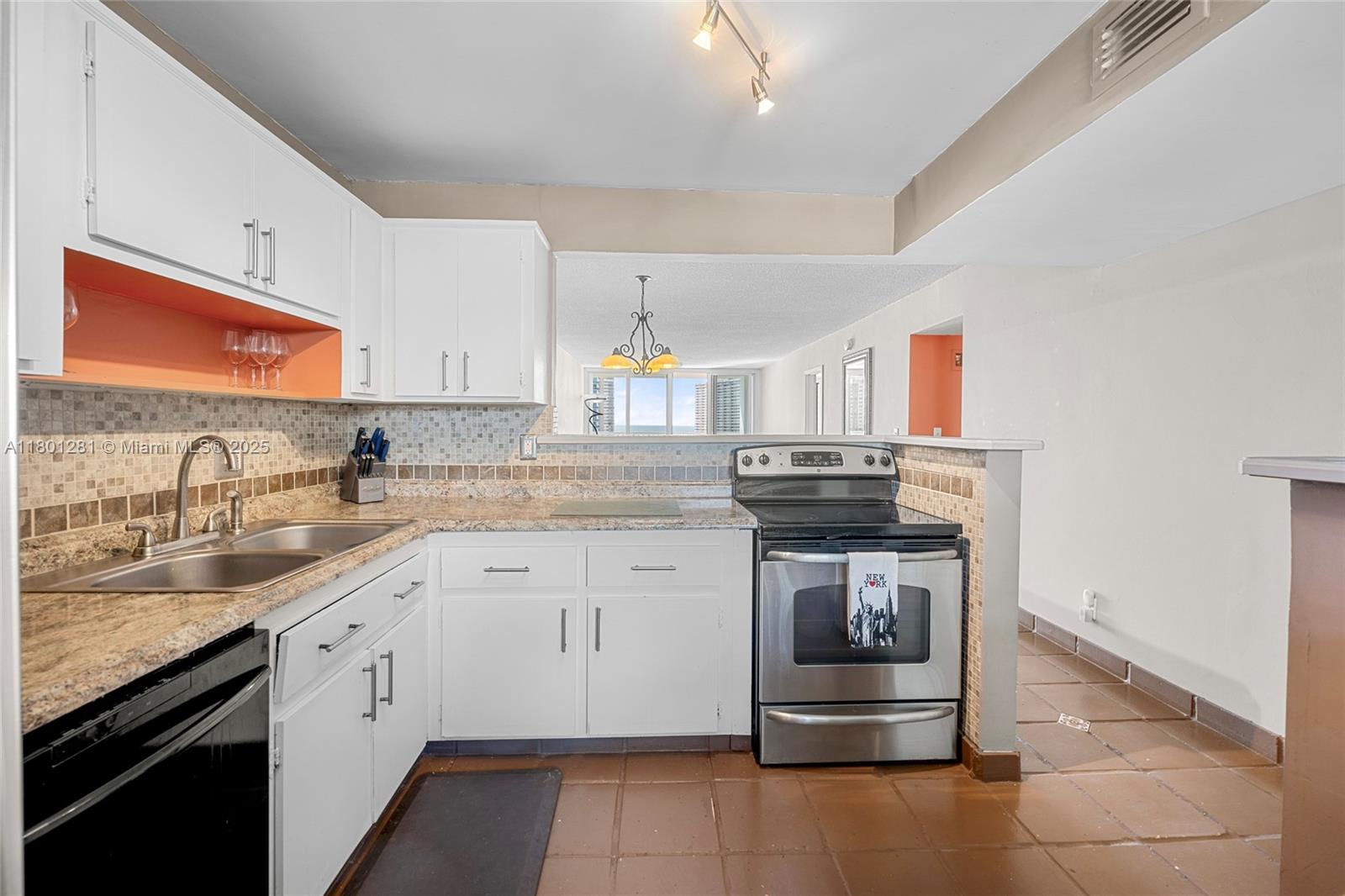 121 Golden Isles Dr 905