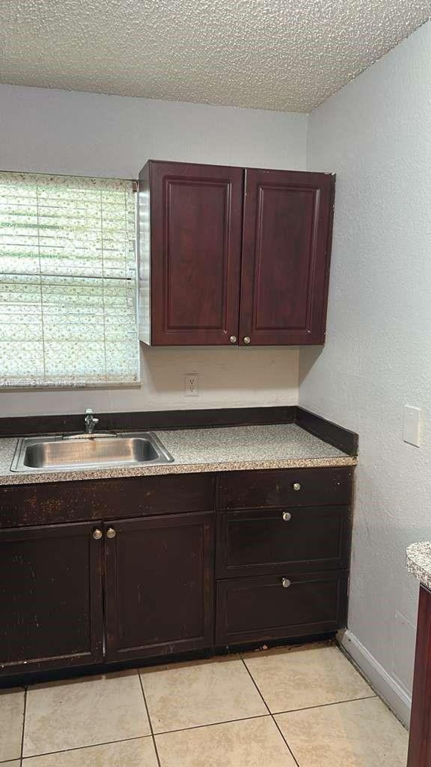 Atlantic condo features 1 Bedroom, 1 bath comes with 1 parking spot, pool, requires Deposit ($1,000) & 1st Month move in. Easy to show. Vacant ready to move.