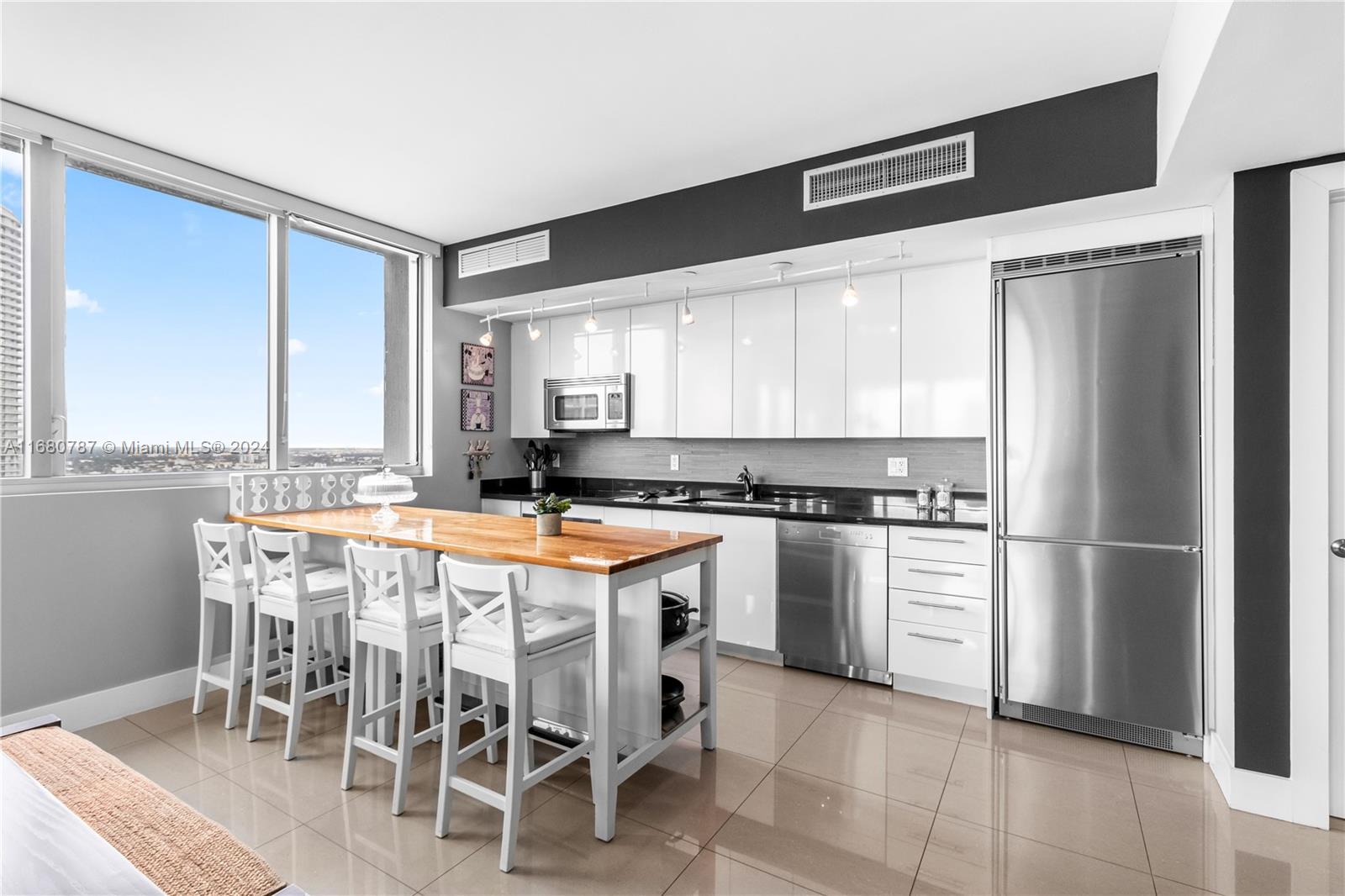 MINT CONDO - Residential