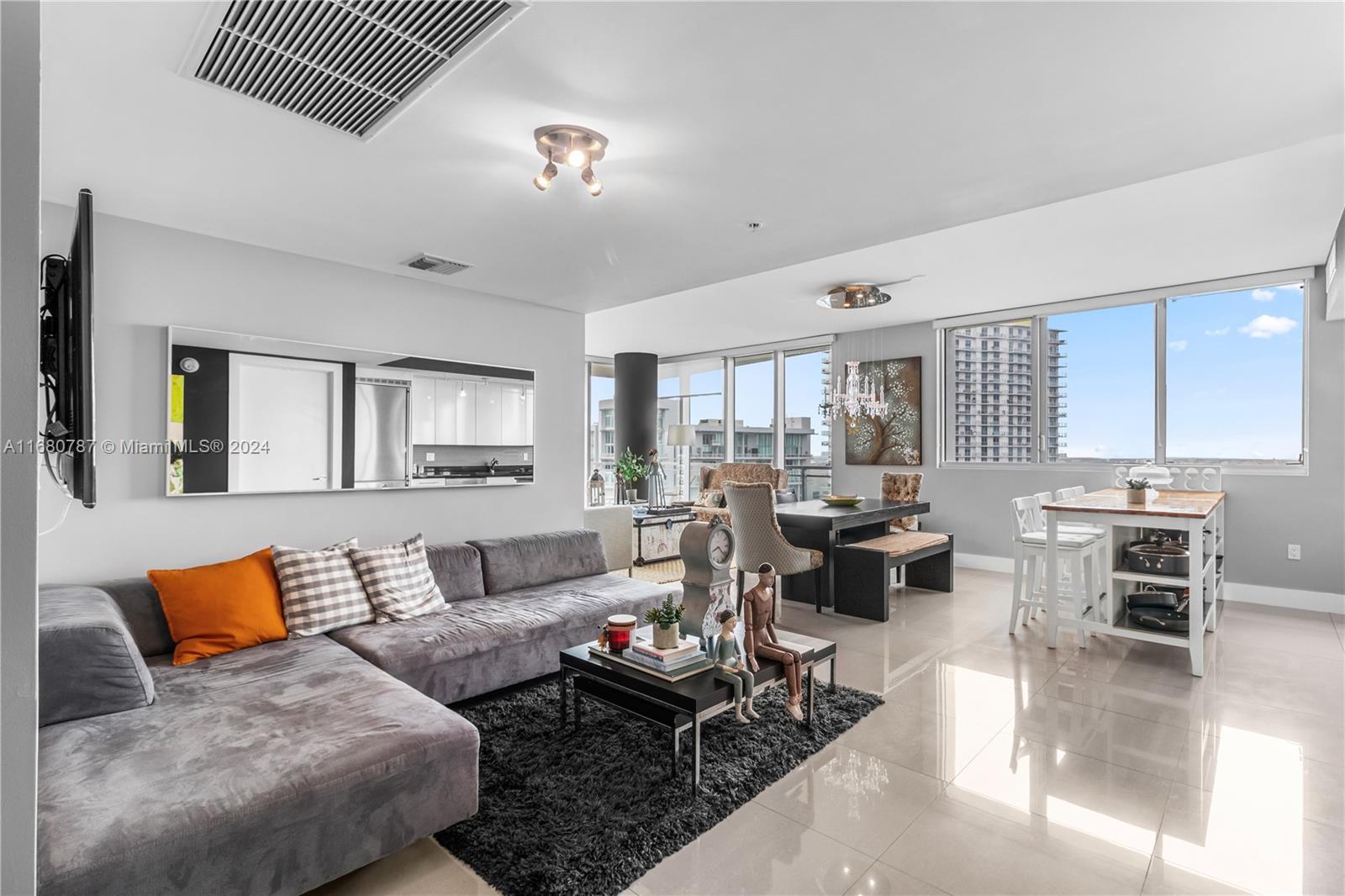 MINT CONDO - Residential