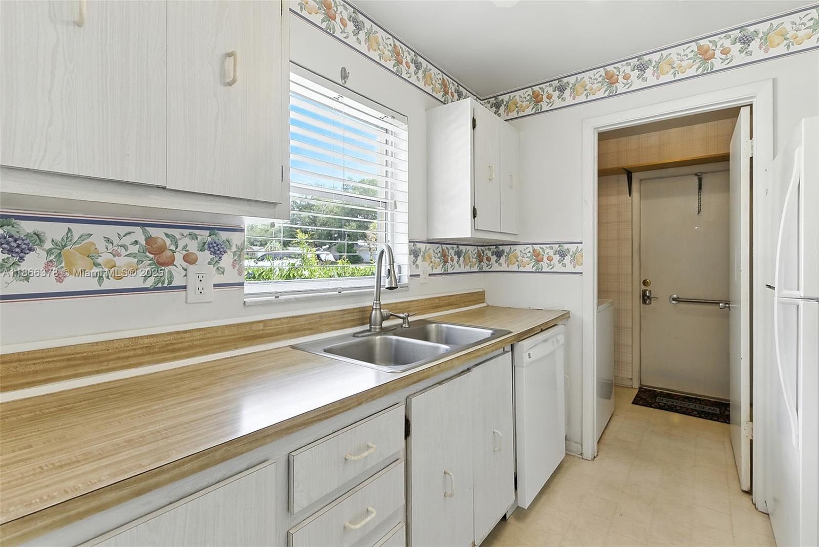 209 LAGUNA CT