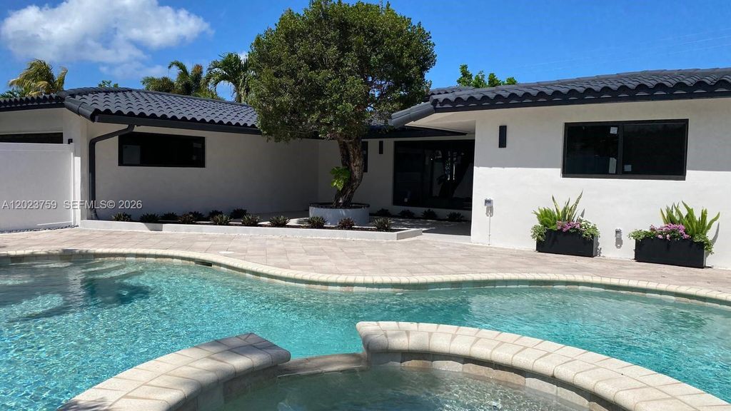 Photo of 5170 NE 18th Ter, Fort Lauderdale, FL 33308 (MLS # A12023759)