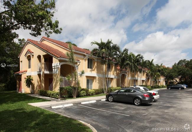 Huge 2 bed / 2 bath condo with lake view at Sailboat Pointe condominium. Nice unit with screened-in porch, washer/dryer inside the unit and tile in all areas, freshly painted to receive a new tenant. Located in a resort style community W/C offers c-pool, clubhouse, tennis, fitness center in a tropical setting! Gated community w/ easy access to I-95, major highways, close to Downtown Ft Lauderdale & Wilton Manors.