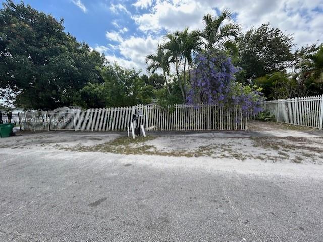 2328 Nw 105th St St, Miami, Broward County, Florida - 5 Bedrooms  
3 Bathrooms - 