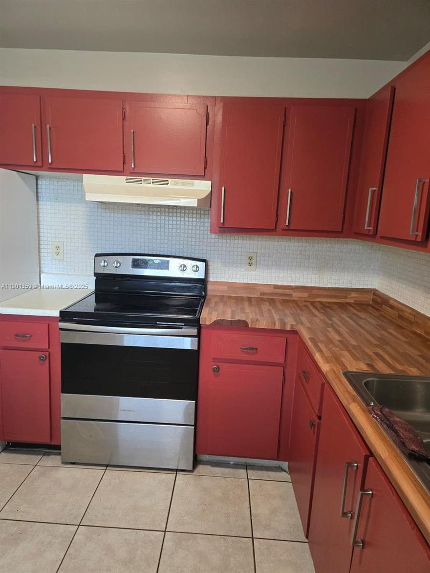 Nice renovated 1/1 on the 2nd floor. Quick approval