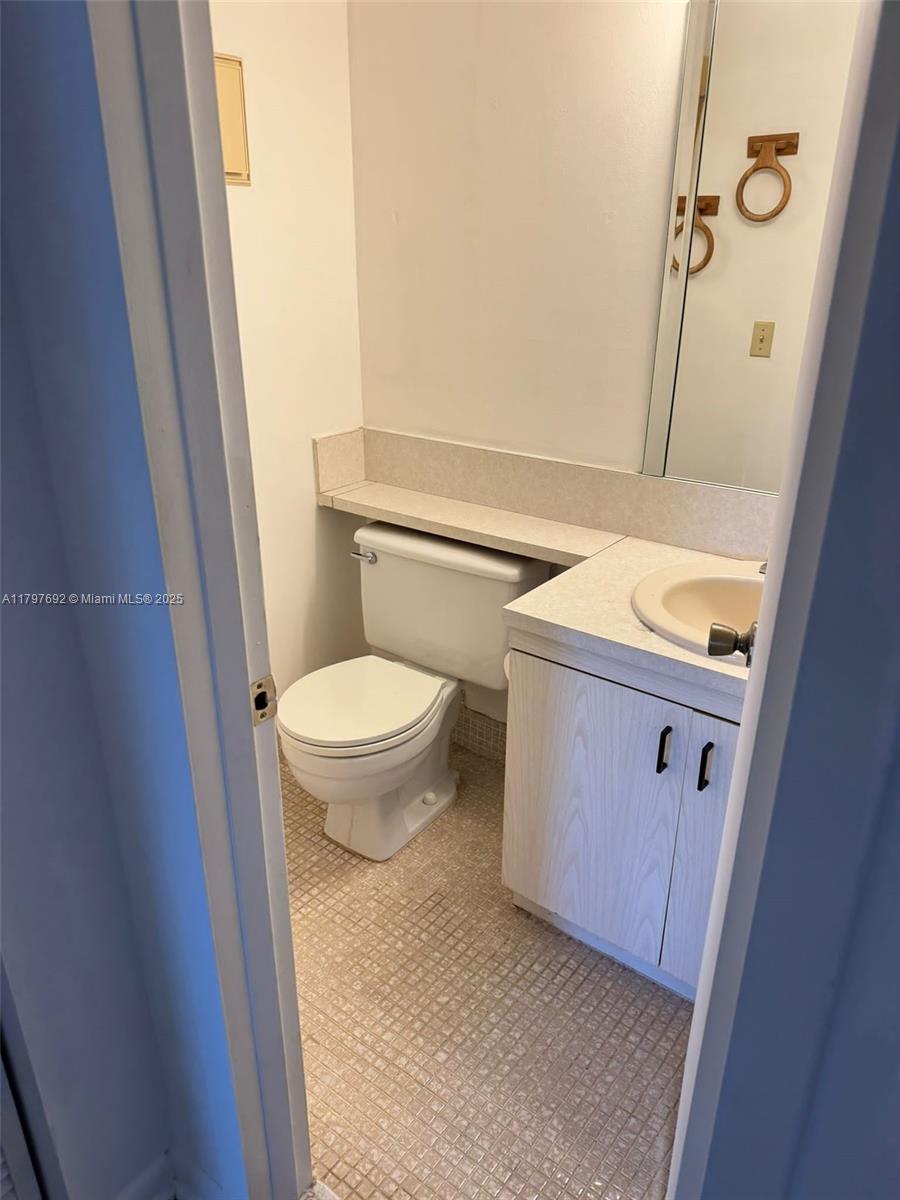 CENTURY VILLAGE CONDO - Residential Lease