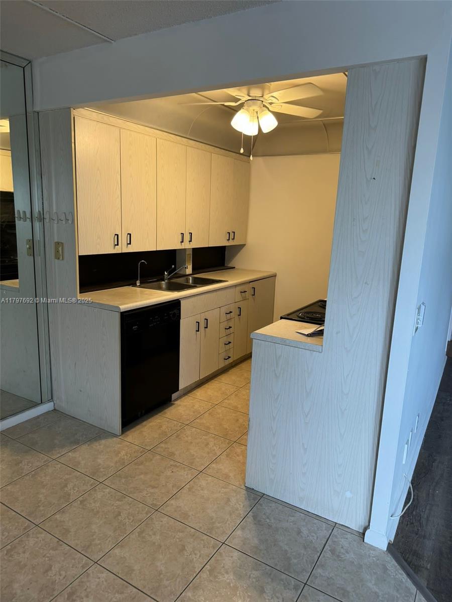 CENTURY VILLAGE CONDO - Residential Lease