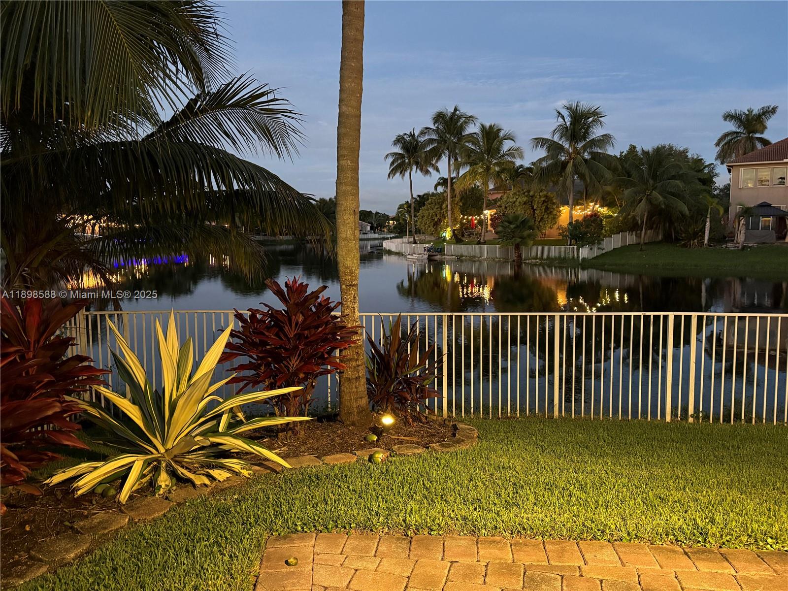 POD 10 AT MONARCH LAKES - Residential