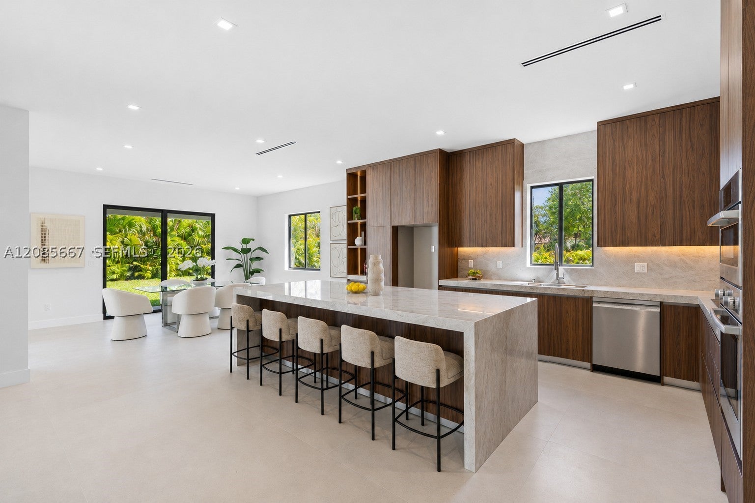 8211 SW 193rd Ter, Cutler Bay, FL, 33157/$1,650,000 4 8211 SW 193rd Ter