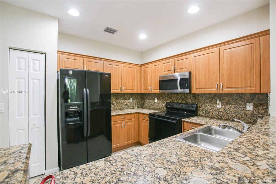 NICE CORNER UNIT > 3 BR / 2.5 BATH TOWN-HOME IN GATED COMMUNITY. FRESHLY REPAINT.  CERAMIC TILE DOWNSTAIRS, WOOD LAMINATE FLOORS UPSTAIRS, FULL-SIZE WASHER & DRYER, AND WALK-IN CLOSET IN MASTER BR. PRICED RIGHT AND WILL NOT LAST! ***AVAILABLE TO RENT IMMEDIATELY  ***CLICK SHOW ASSIST FOR SHOWING INSTRUCTIONS*** **$300 COMMON AREA SECURITY DEPOSIT TO BE PAID BY TENANT TO ASSOCIATION** ALL AGES