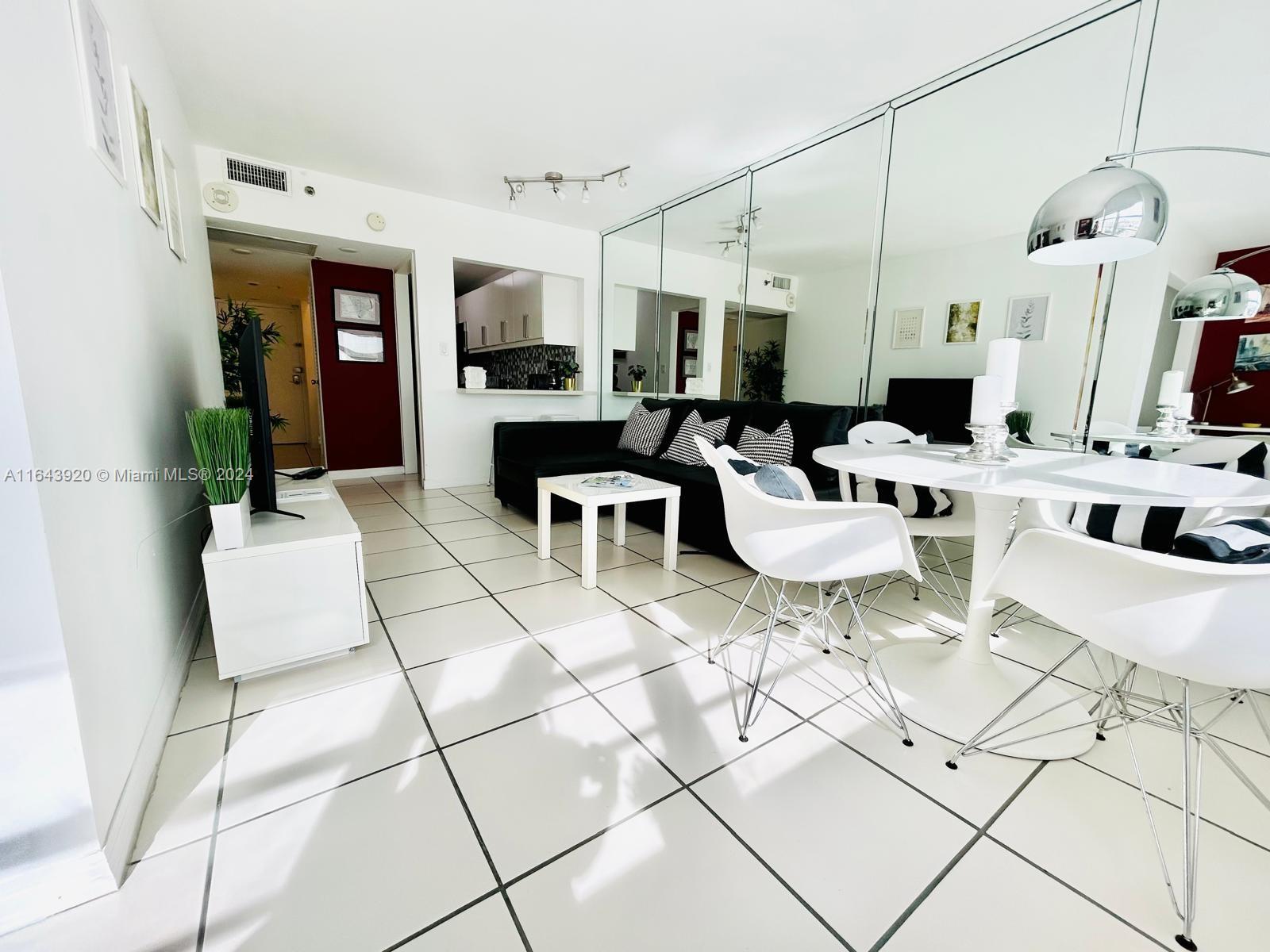 Rental Property at 100 Lincoln Rd 1105, Miami Beach, Miami-Dade County, Florida - Bedrooms: 1 
Bathrooms: 1  - $2,500 MO.