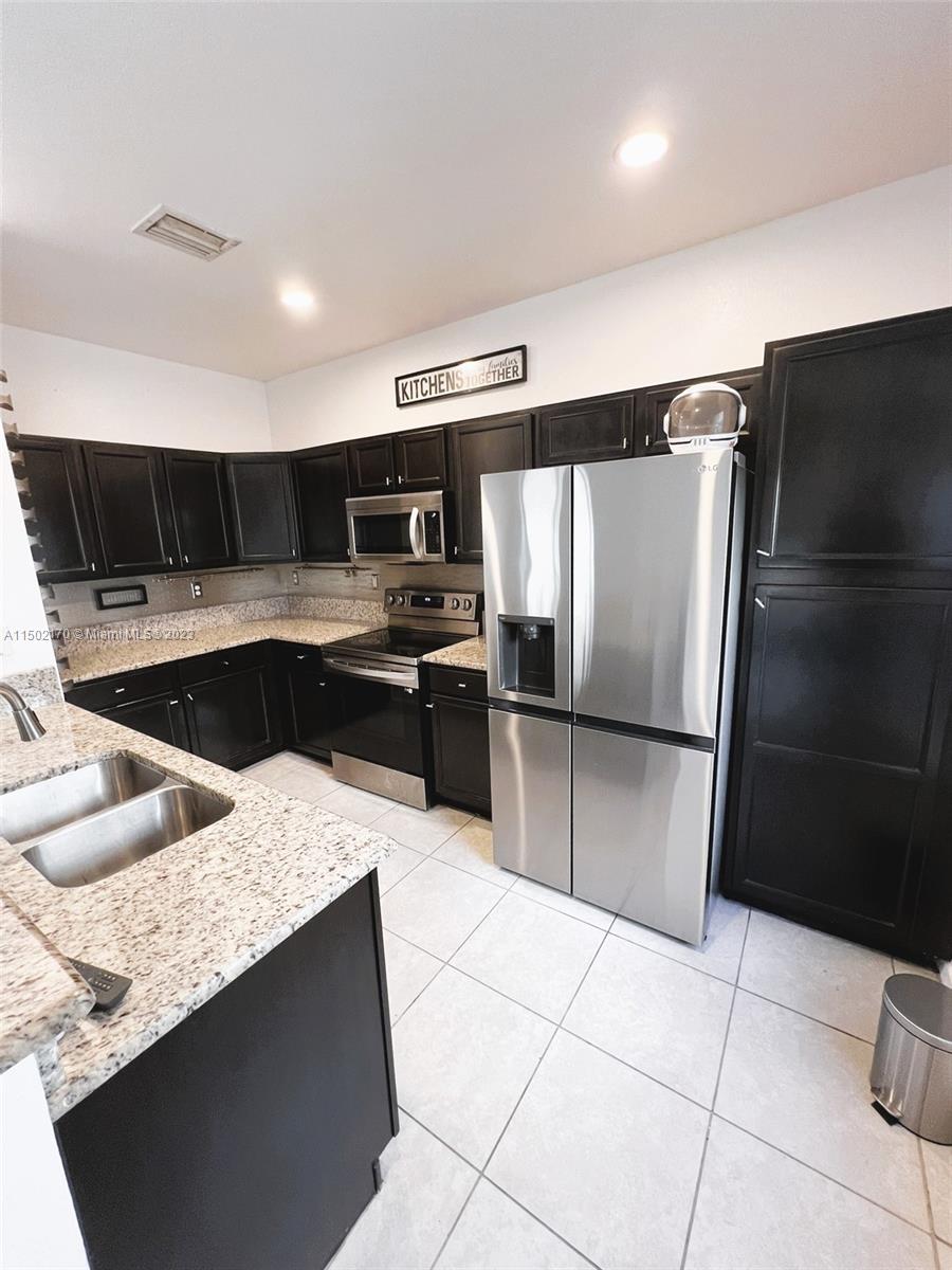 KENDALL COMMONS TOWNHOMES - Residential Lease