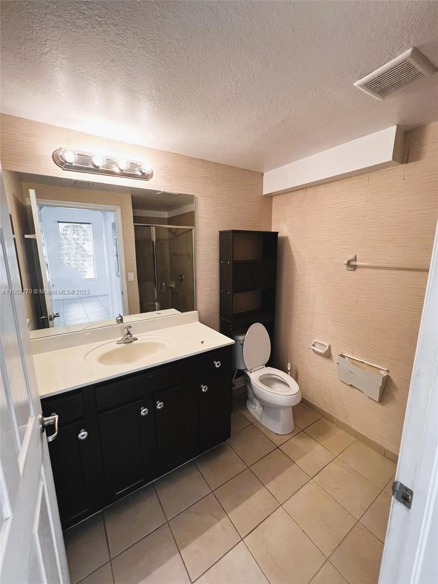 KENDALL COMMONS TOWNHOMES - Residential Lease