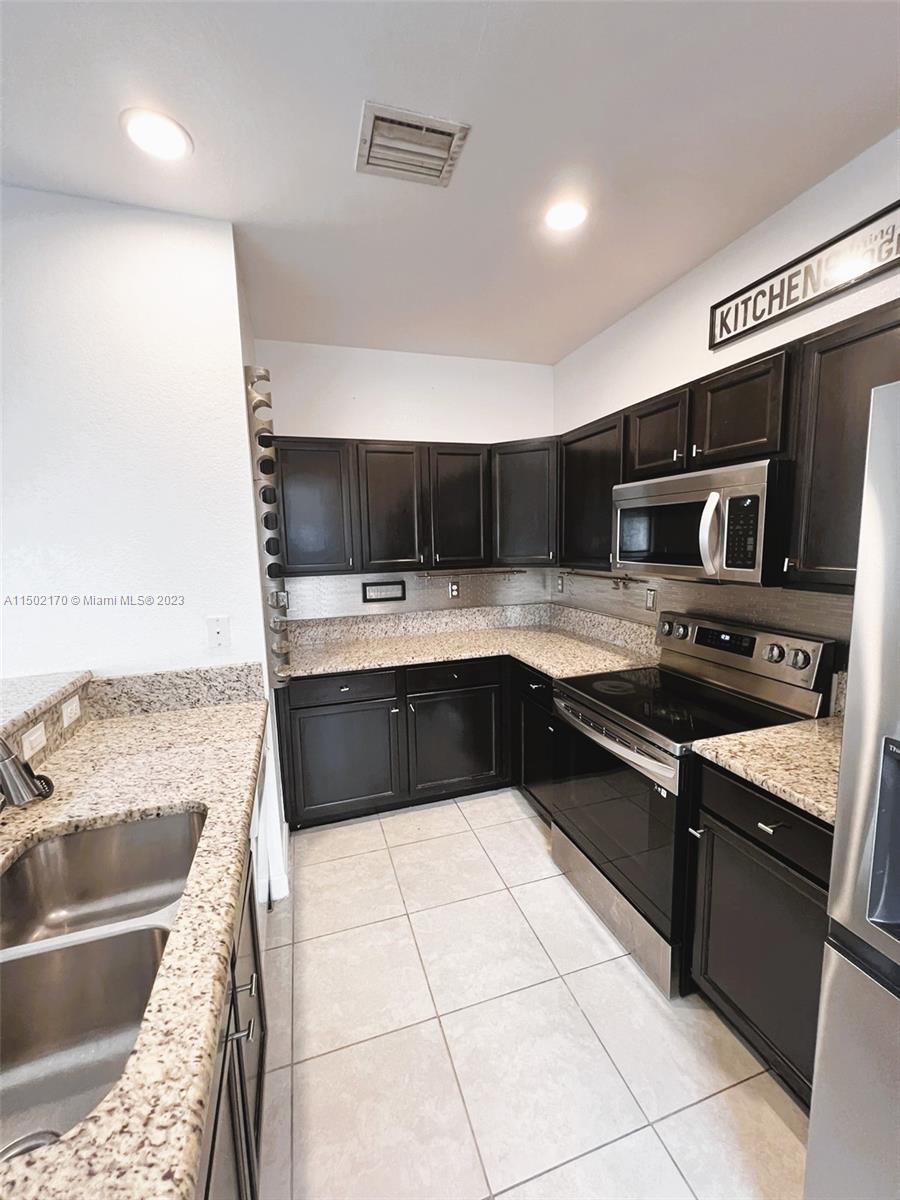 KENDALL COMMONS TOWNHOMES - Residential Lease