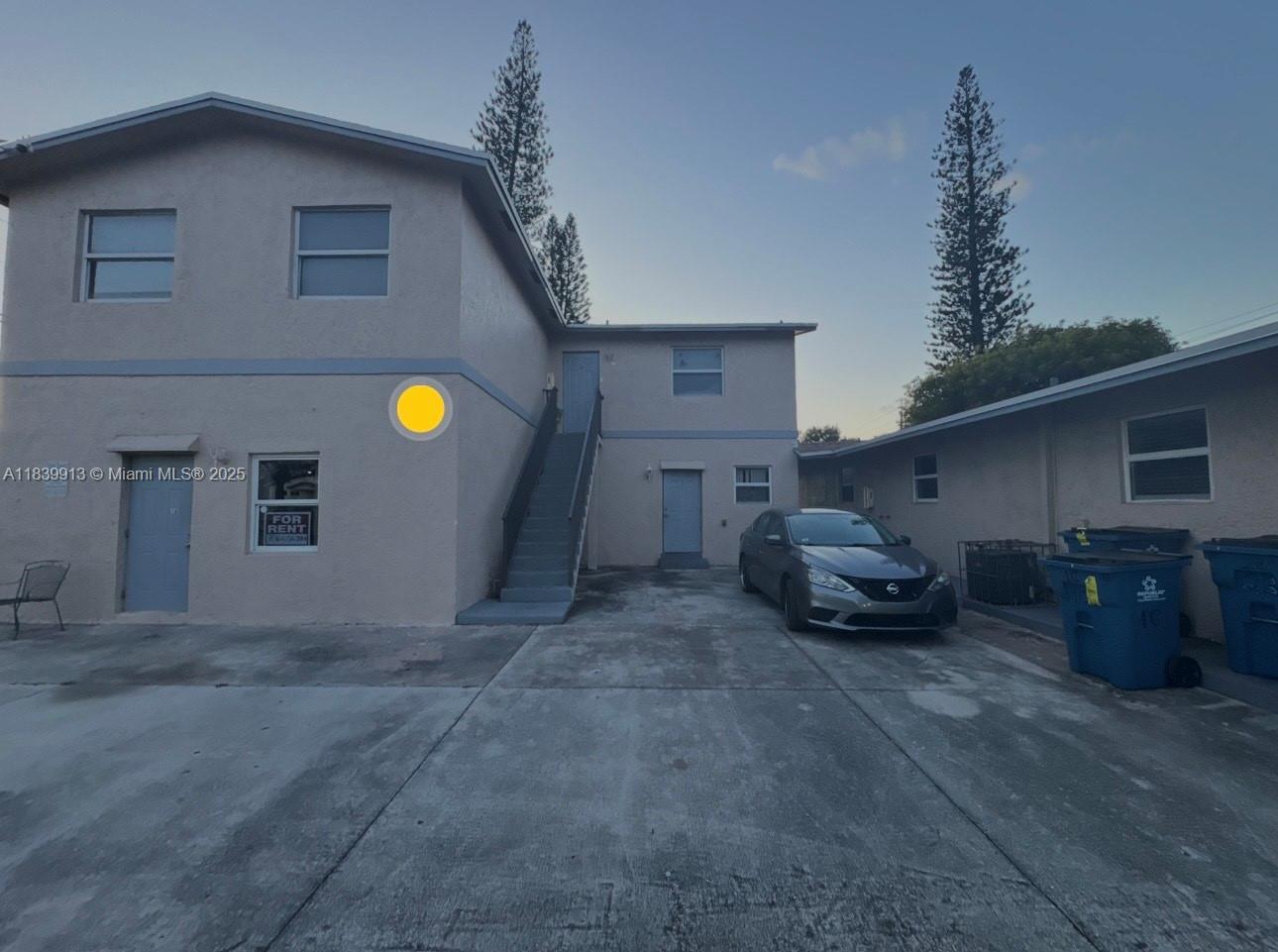 Comfortable 2BR/1BA Apartment – Move-In Ready!
Features a full kitchen, natural light, Ideal for couples, small families, or roommates. Convenient location near shops and transit, Freshly painted, Walking distance to schools, property with inside laundry and parking available.