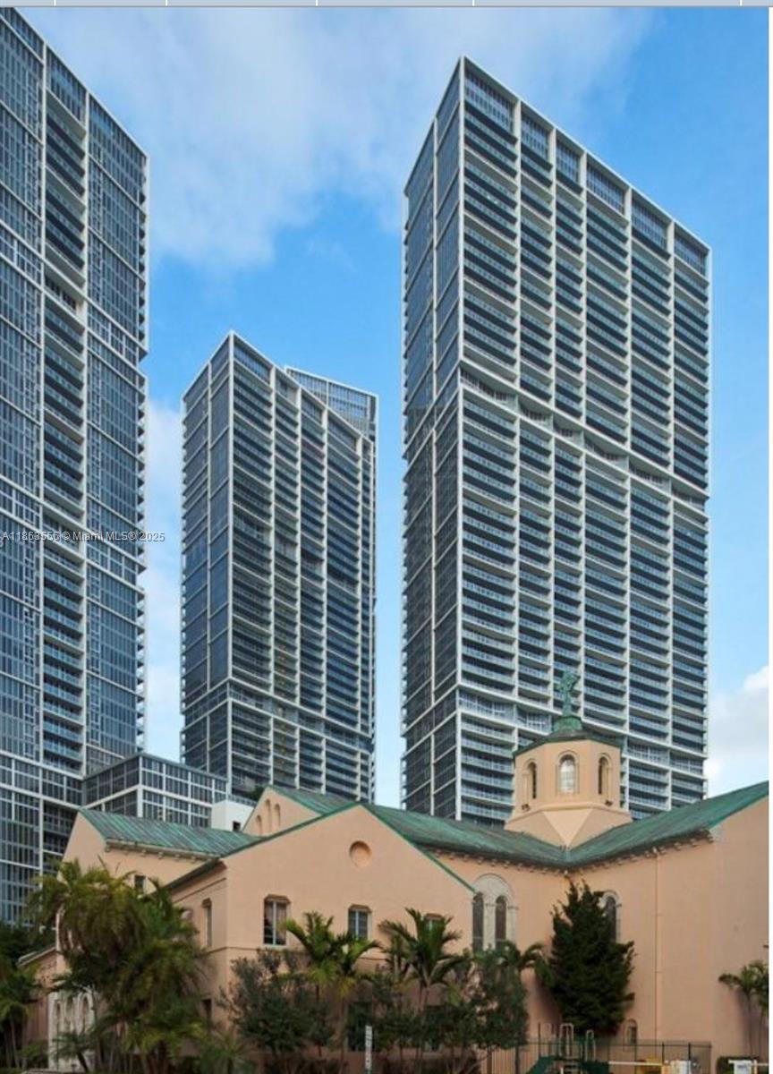 Beautiful 2 bedrooms 2 bath furnished condo with outstanding views of Miami river, Key Biscayne and city. Enjoy all the great amenities Icon Brickell has to offers you. Split bedrooms, ample master bath, washer and dryer inside the unit. Enjoy Icon great location near banks, restaurants and walking distance to the new Brickell City Centre.