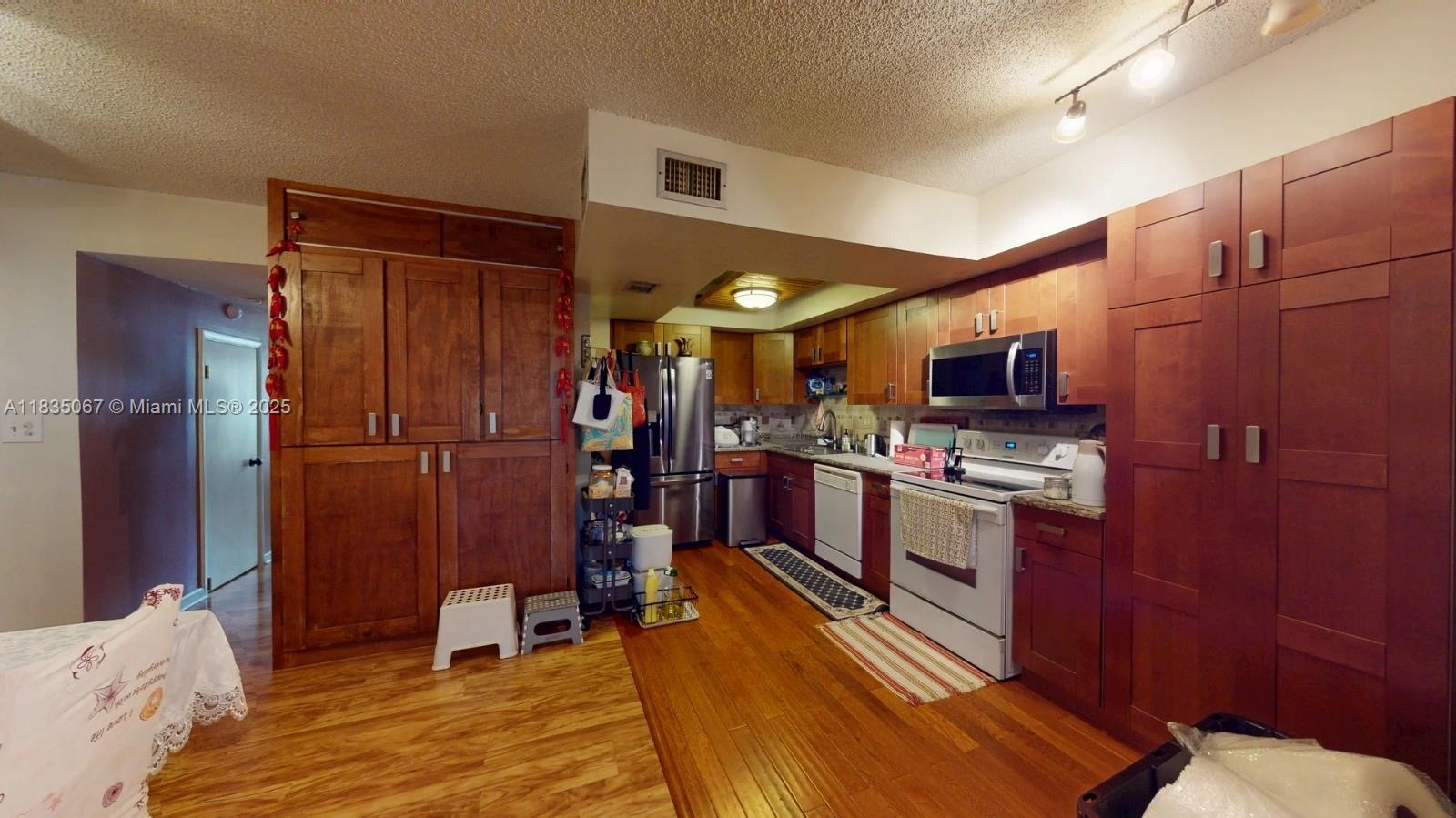 VALENCIA VILLAGE CONDO PH - Residential