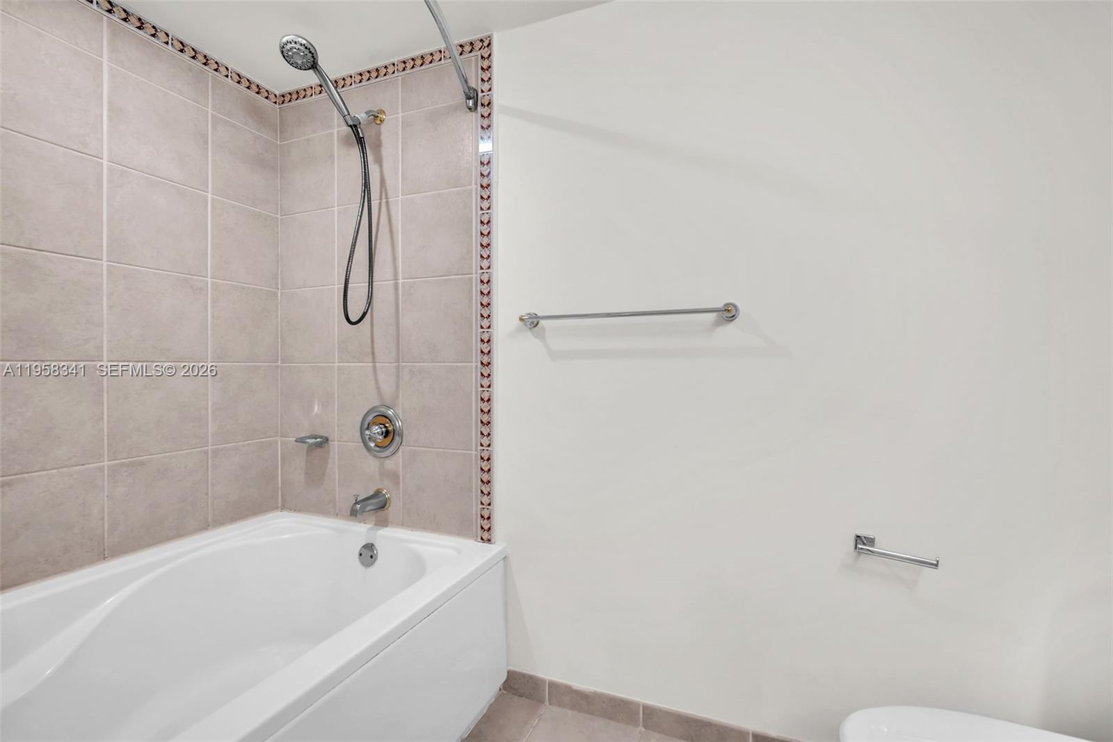 TURNBERRY ON THE GREEN CO - Residential Lease