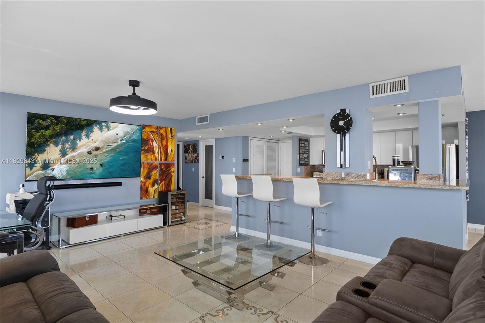 200 Leslie Dr 810, Hallandale Beach, FL, 33009/$575,000 4 200 Leslie Dr 810