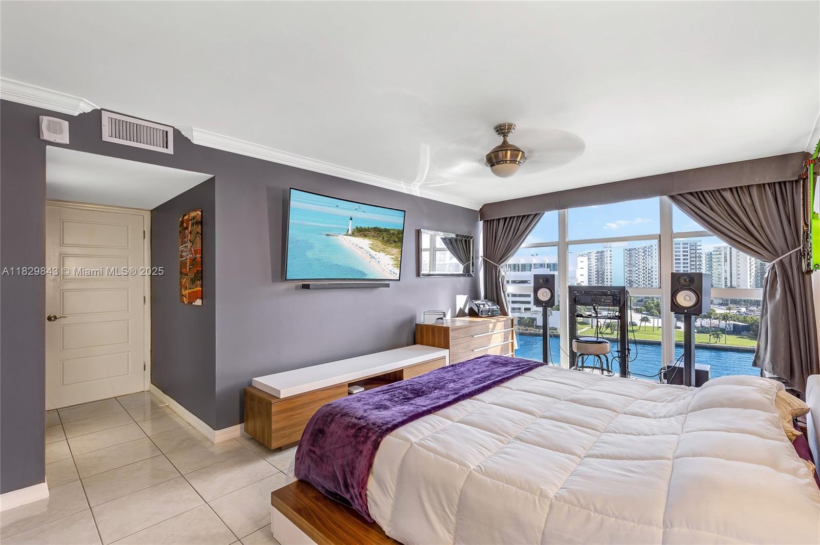 200 LESLIE CONDO - Residential