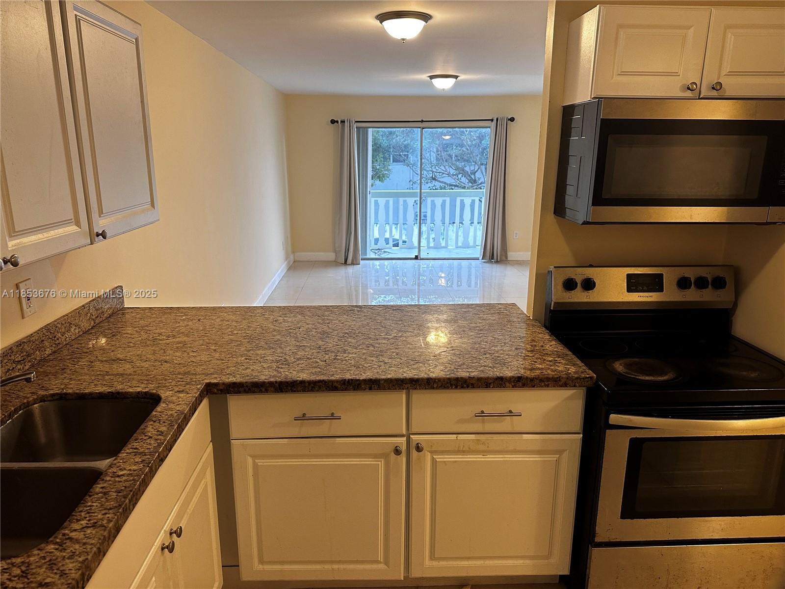 Excellent two-bedroom, two-bathroom apartment in the heart of Miami. Great location close to transportation and shops.