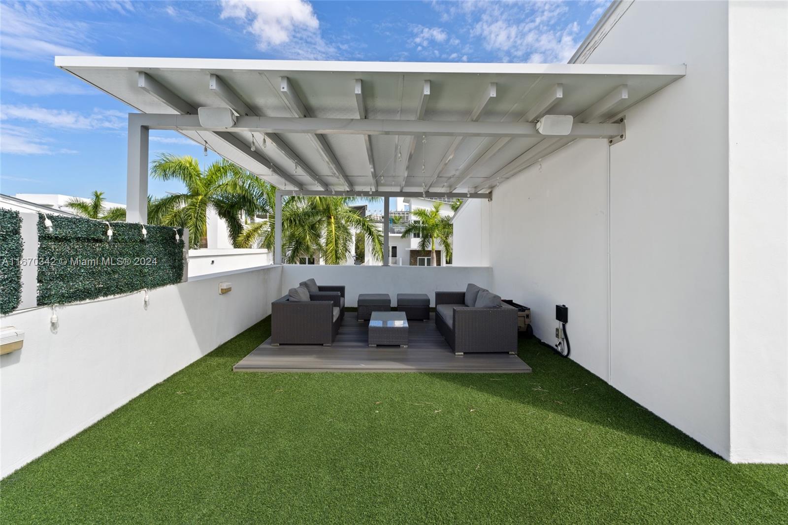 OASIS PARK SQUARE AT DORAL - Residential