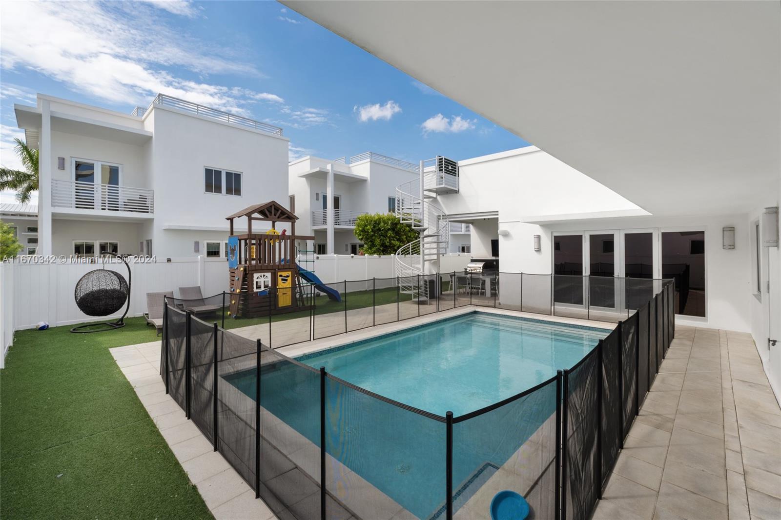 OASIS PARK SQUARE AT DORAL - Residential