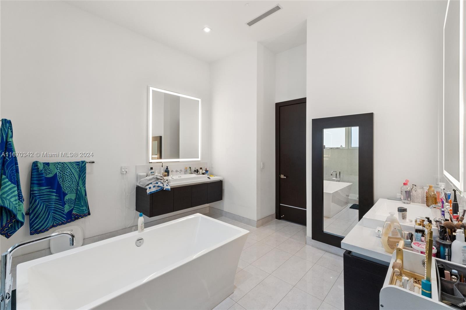 OASIS PARK SQUARE AT DORAL - Residential