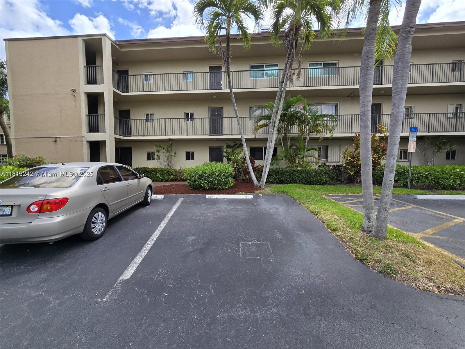 Rental Property at 7960 Nw 50th St 102, Lauderhill, Miami-Dade County, Florida - Bedrooms: 2 
Bathrooms: 2  - $1,800 MO.