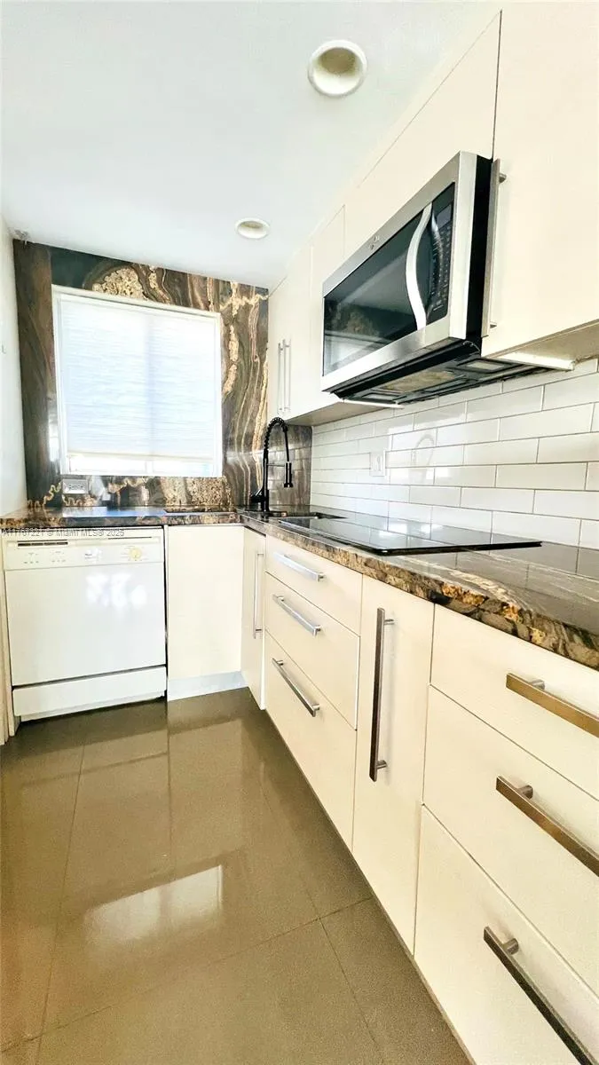 Miami, Florida 33125, United States, 2 Bedrooms Bedrooms, ,2 BathroomsBathrooms,Residential,Active,92827