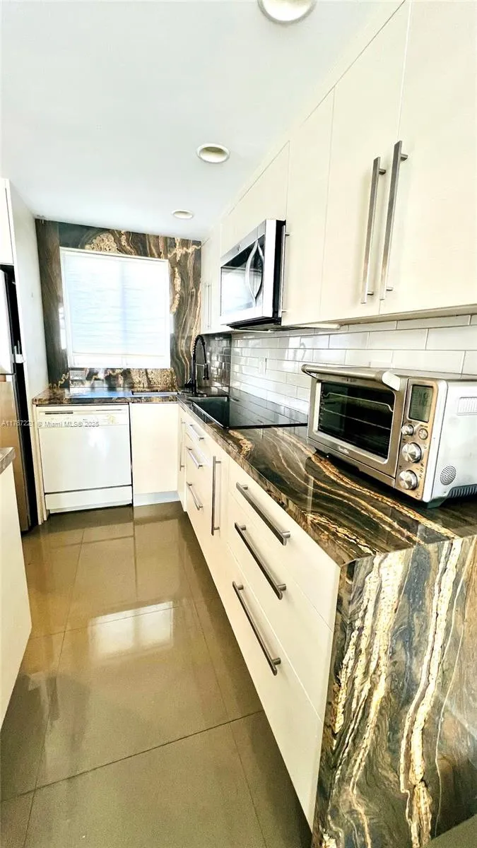 Miami, Florida 33125, United States, 2 Bedrooms Bedrooms, ,2 BathroomsBathrooms,Residential,Active,92827