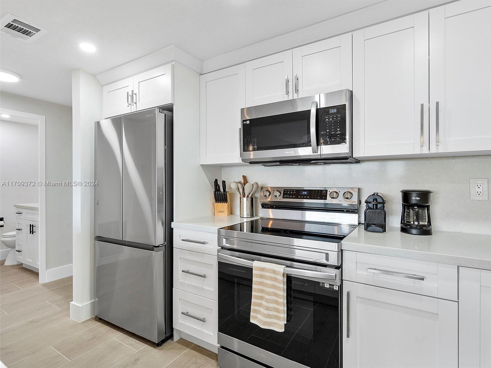 HOLLYWOOD TOWERS CONDO - Residential Lease