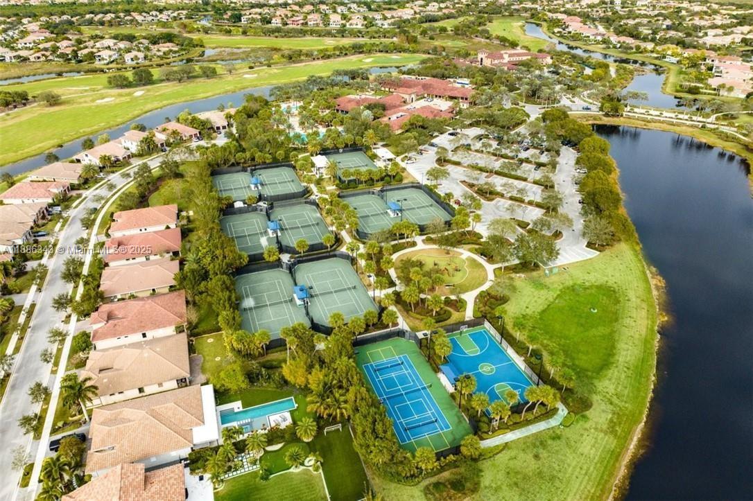 PARKLAND GOLF AND COUNTRY - Residential