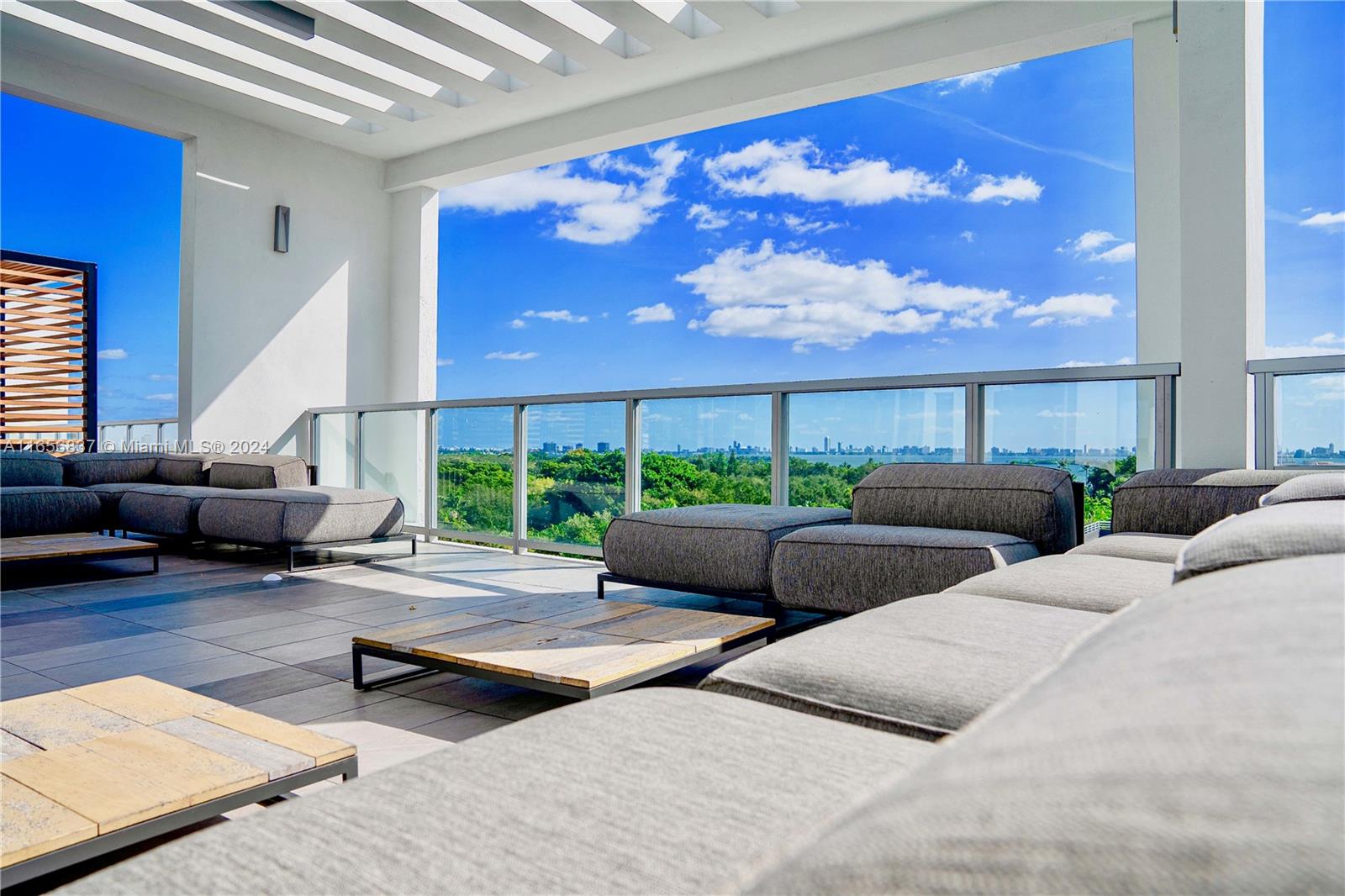 QUADRO CONDO - Residential