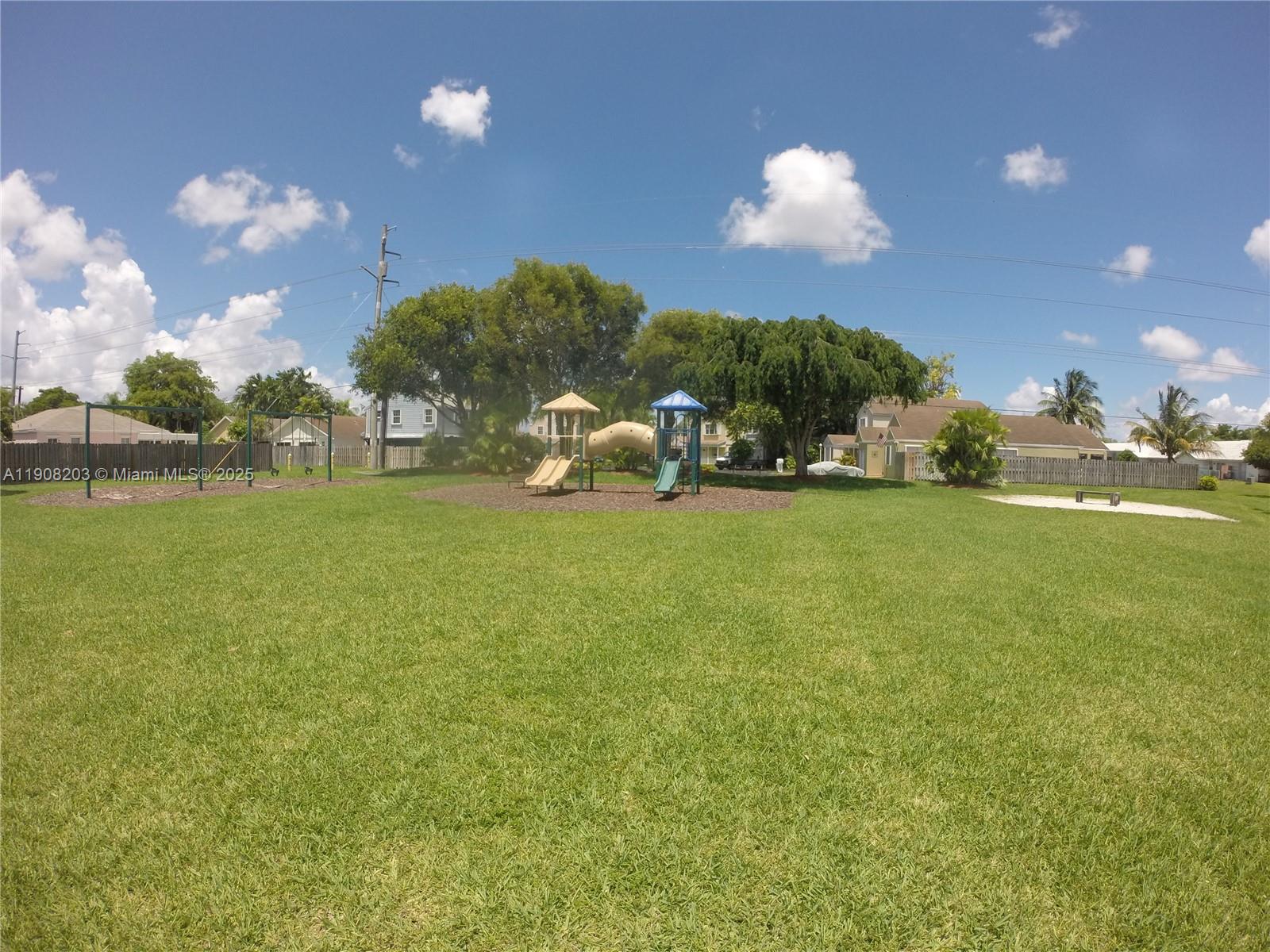 VILLAS OF DEERWOOD REPLAT - Residential Lease