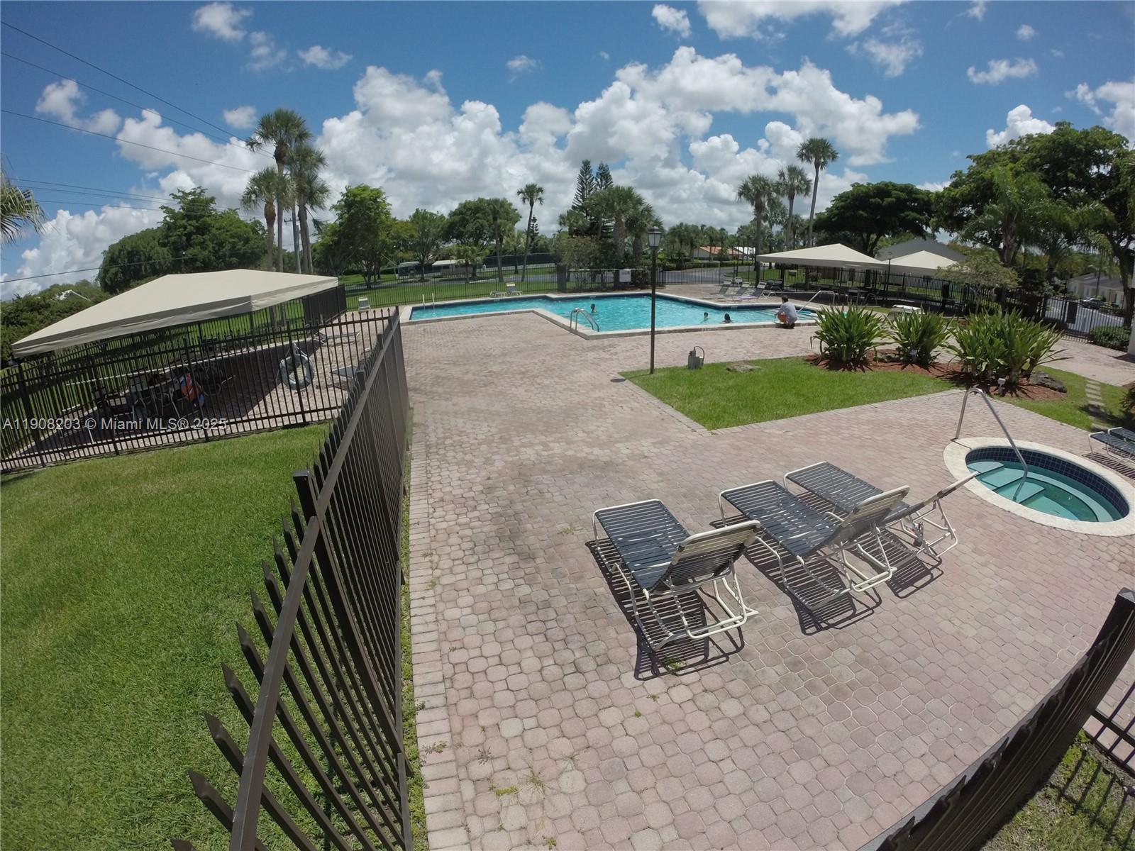 VILLAS OF DEERWOOD REPLAT - Residential Lease