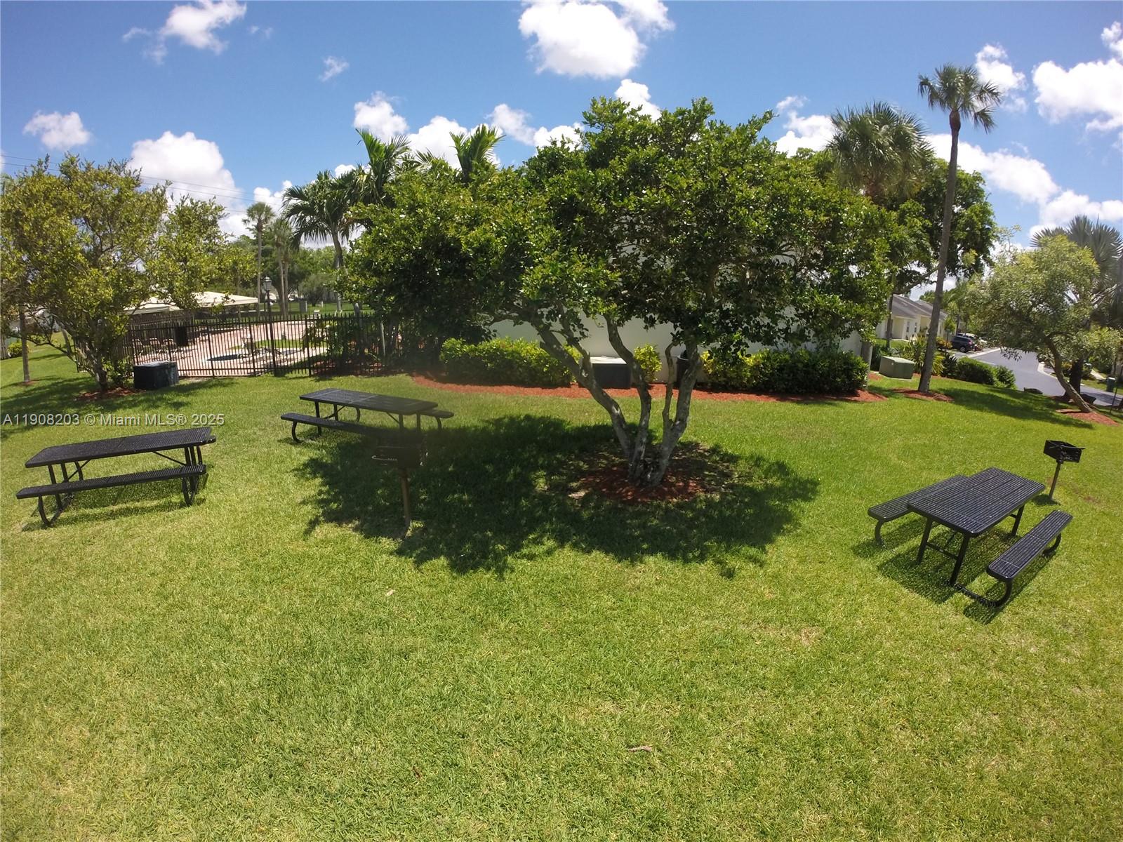 VILLAS OF DEERWOOD REPLAT - Residential Lease