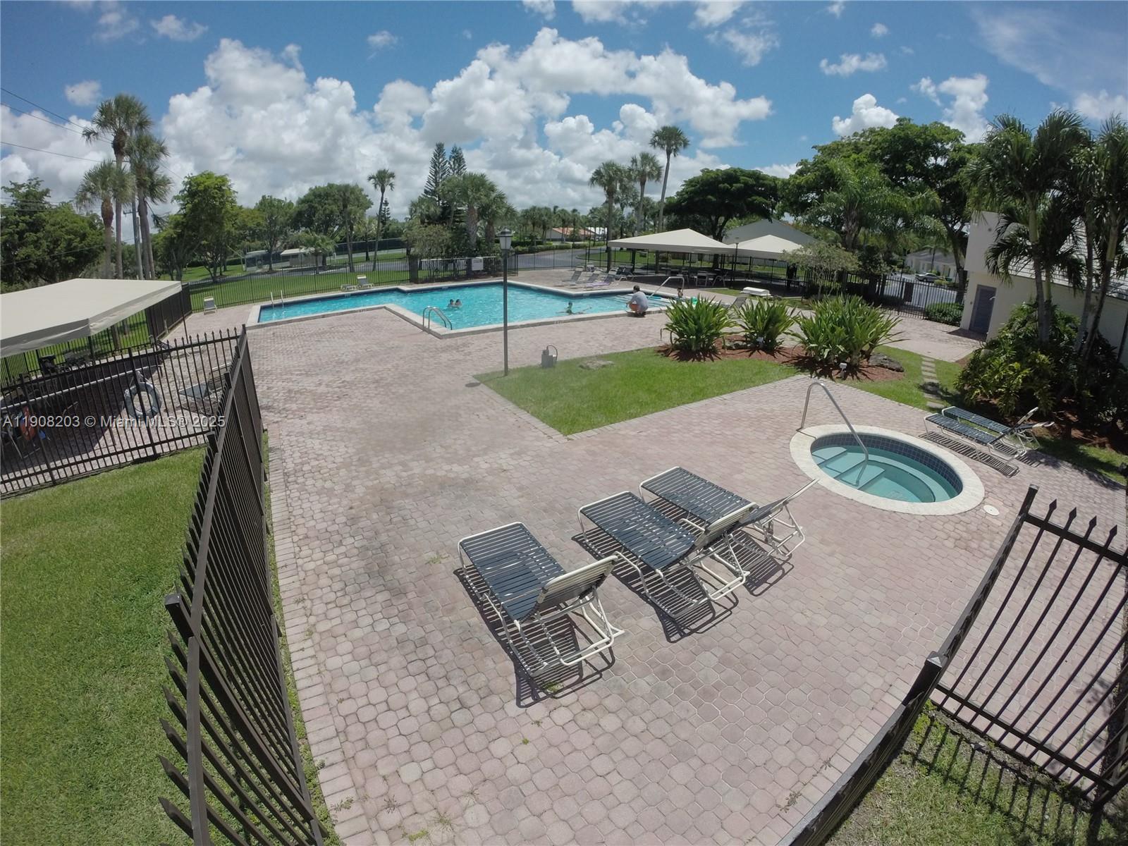 VILLAS OF DEERWOOD REPLAT - Residential Lease