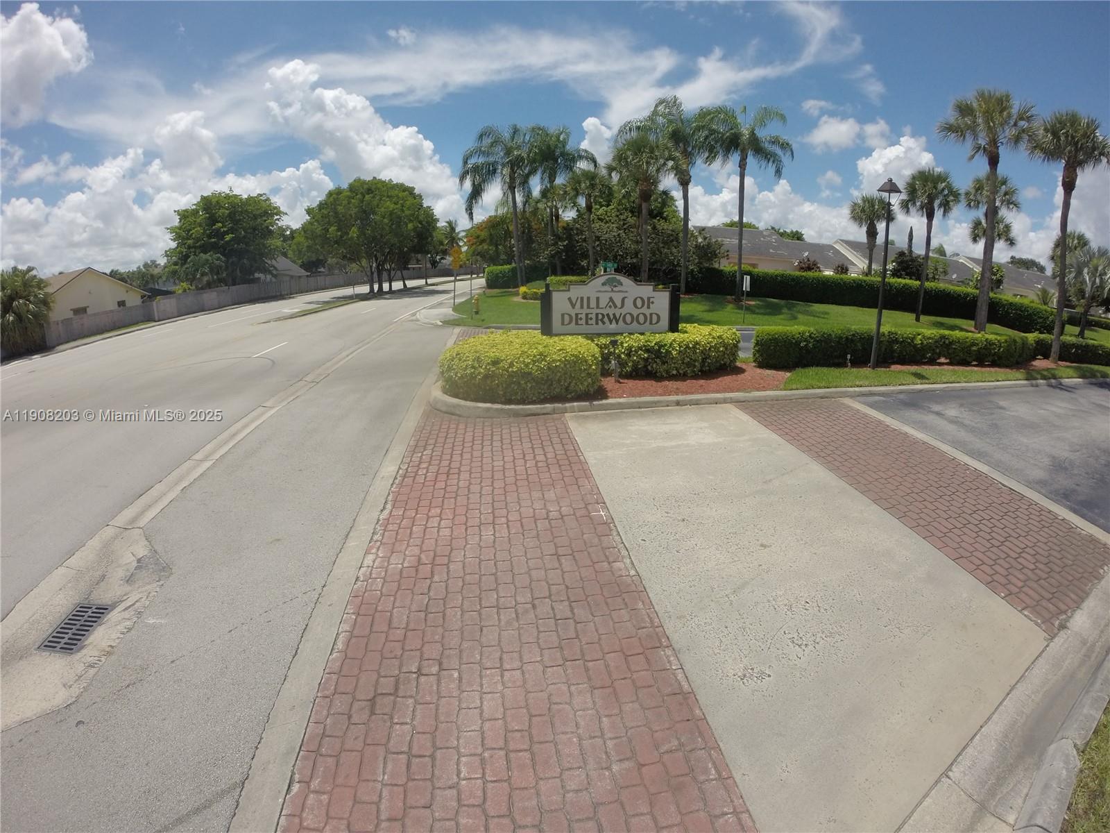 VILLAS OF DEERWOOD REPLAT - Residential Lease